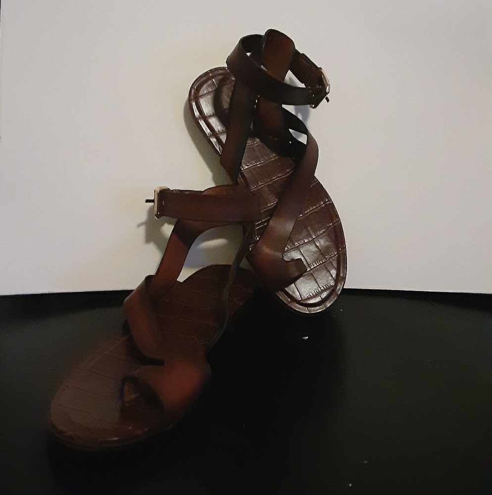Naturalizer size 5.5 brown strapped sandal